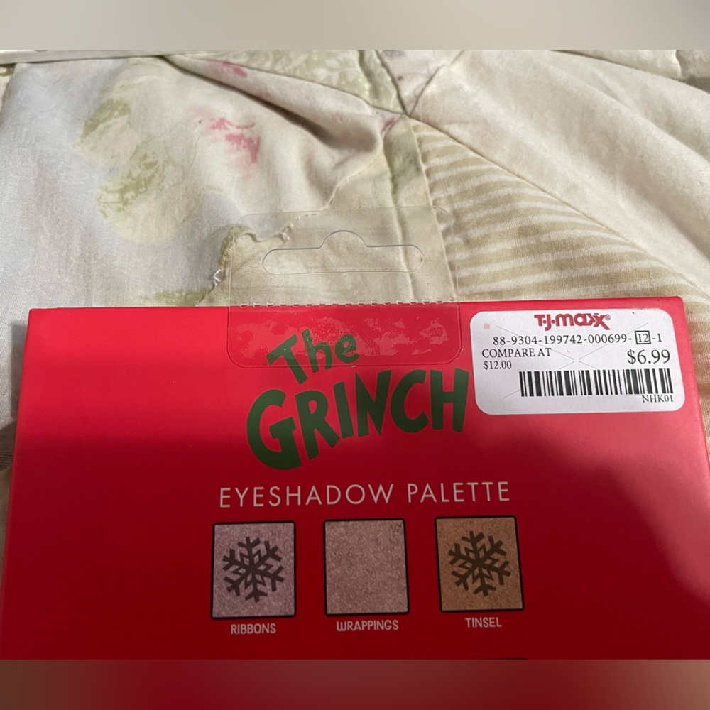 Grinch eyeshadow palletts - Picture 3 of 3